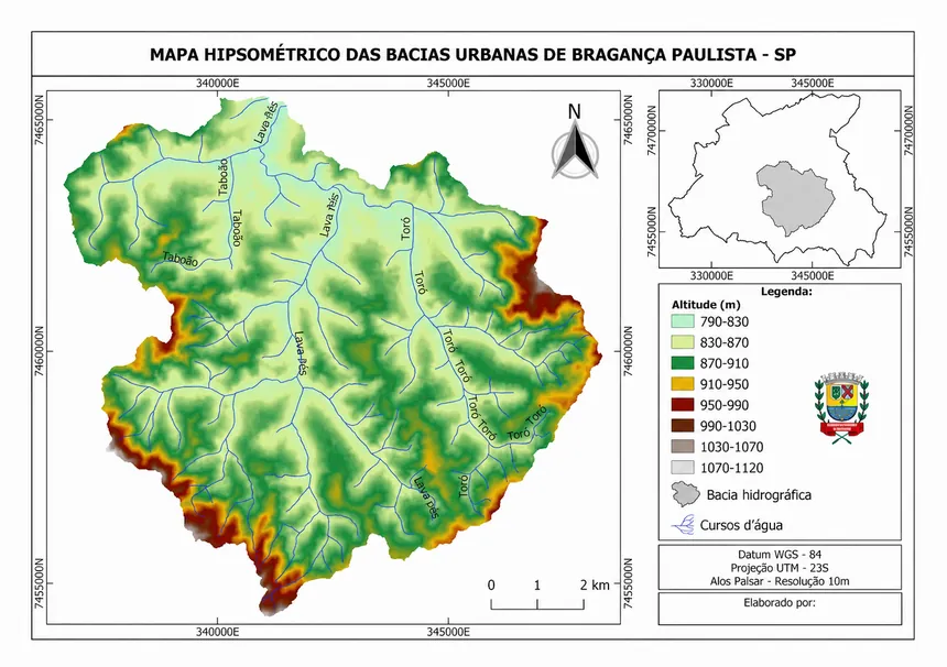 Mapa hipsométrico das bacias urbanas de Bragança Paulista, com classes de altitude, cursos d'água nomeados, norte e escala.
